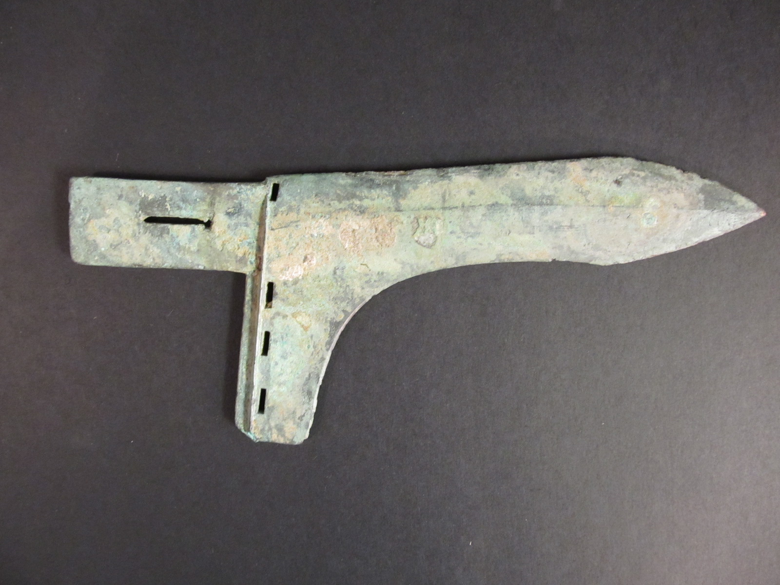 青銅戈 Bronze Dagger-axe