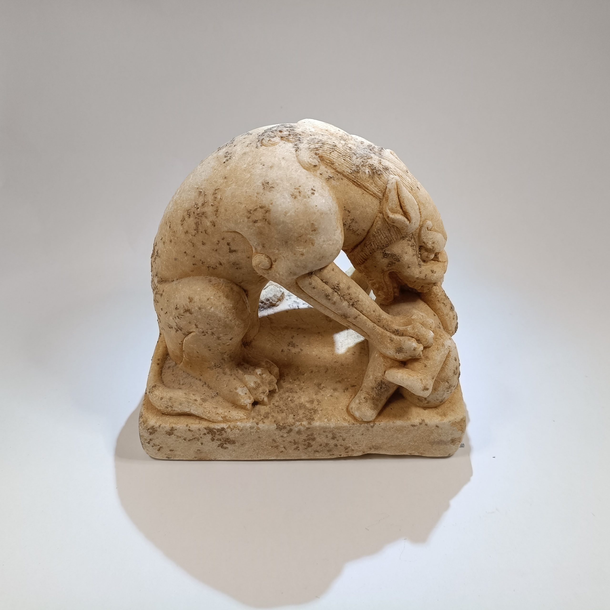 白石食人獅像 White marble lion figurine - Image 2