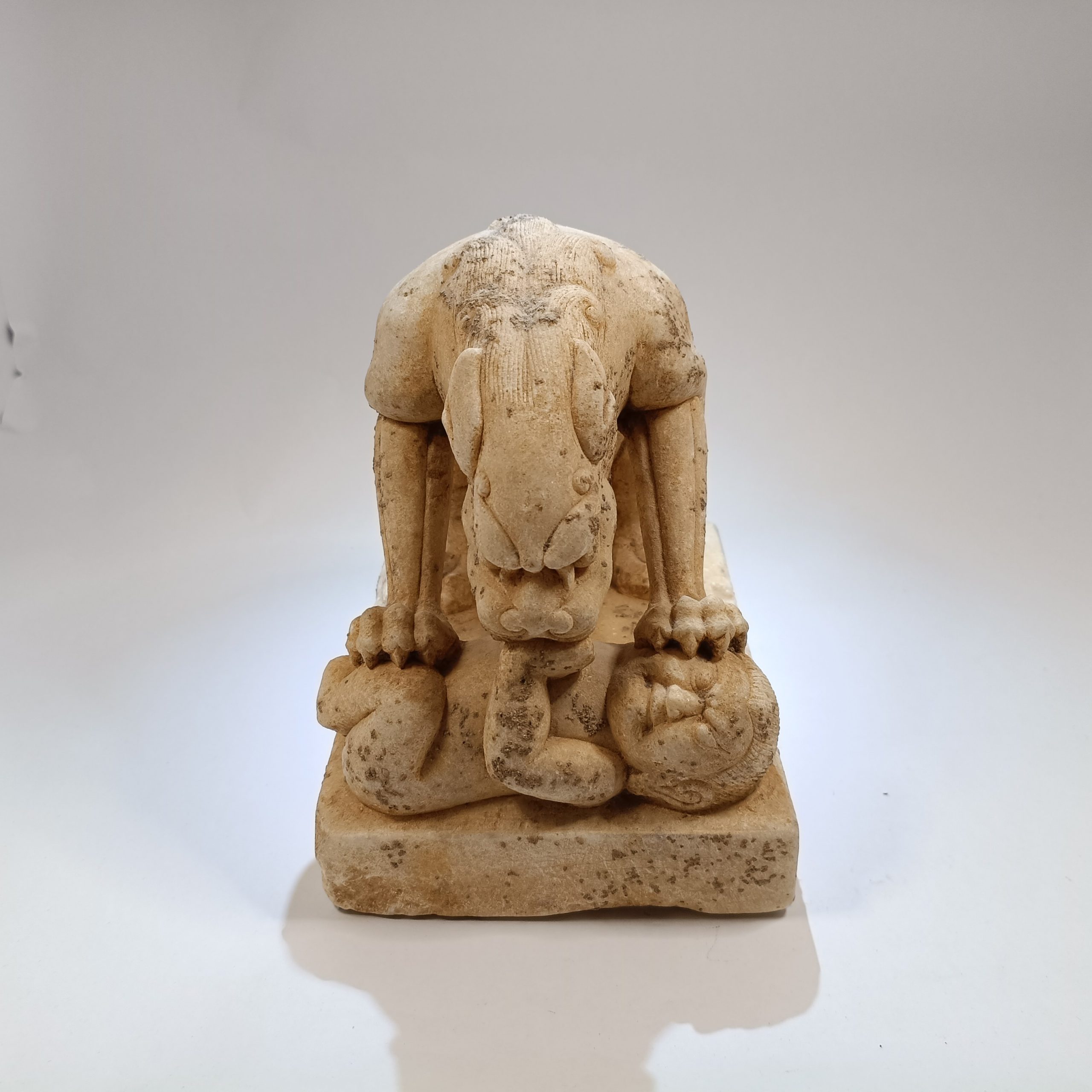 白石食人獅像 White marble lion figurine - Image 5